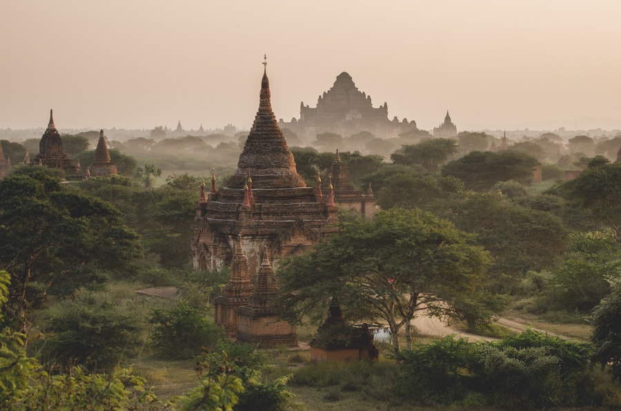 Travel  inspiration:  photographing the sunset over the temples in Bagan, Myanmar