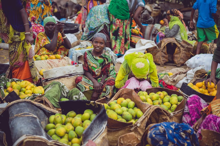 Girls selling mangoes at the Oromo market 