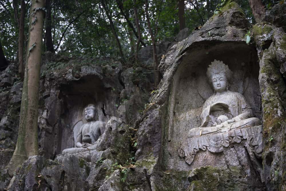 Fei Lai Feng with carved buddhas 