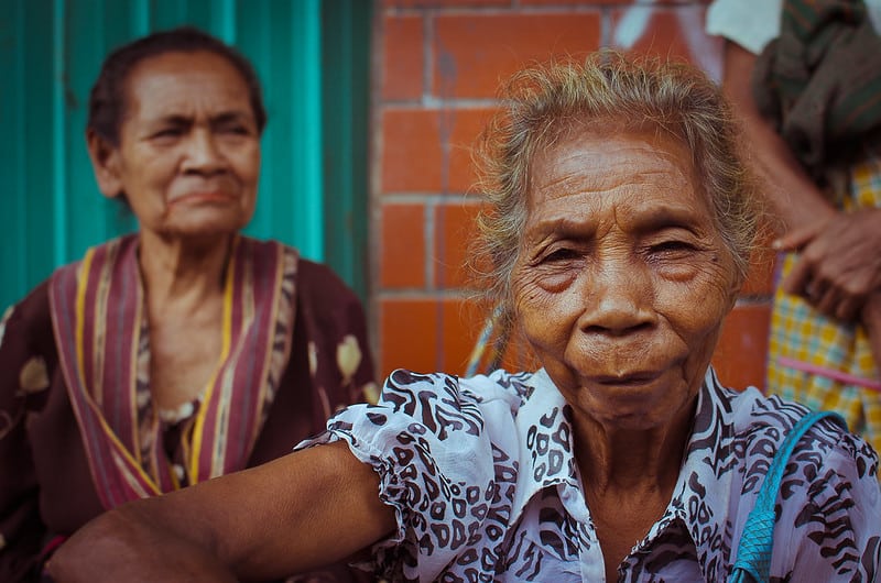 Women in Kalabahi, Alor