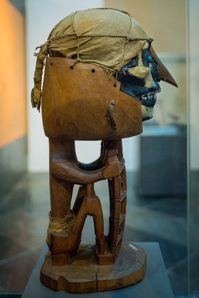 The korwar statue seen in Profile. The skull is about half of the totoal height of the figure