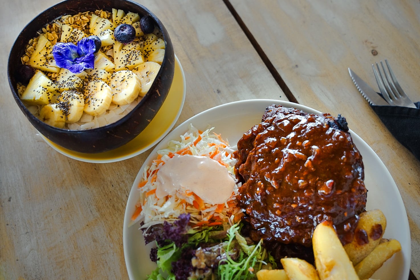 A smoothie bowl with banana, pineapple and coconut at Good Stuff cafe in Amed
