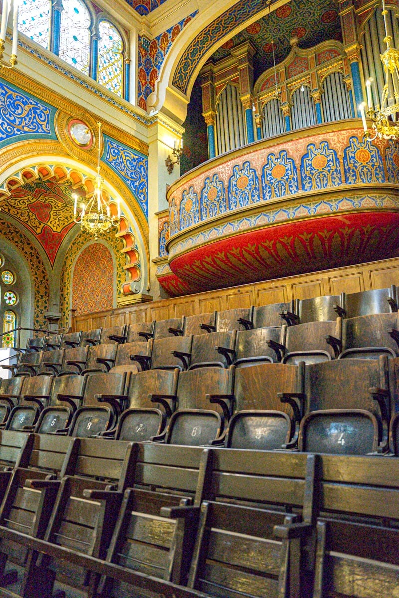 The ornate organ with gold, red and blue patterns in the Jerusalm Synagogue, Prague