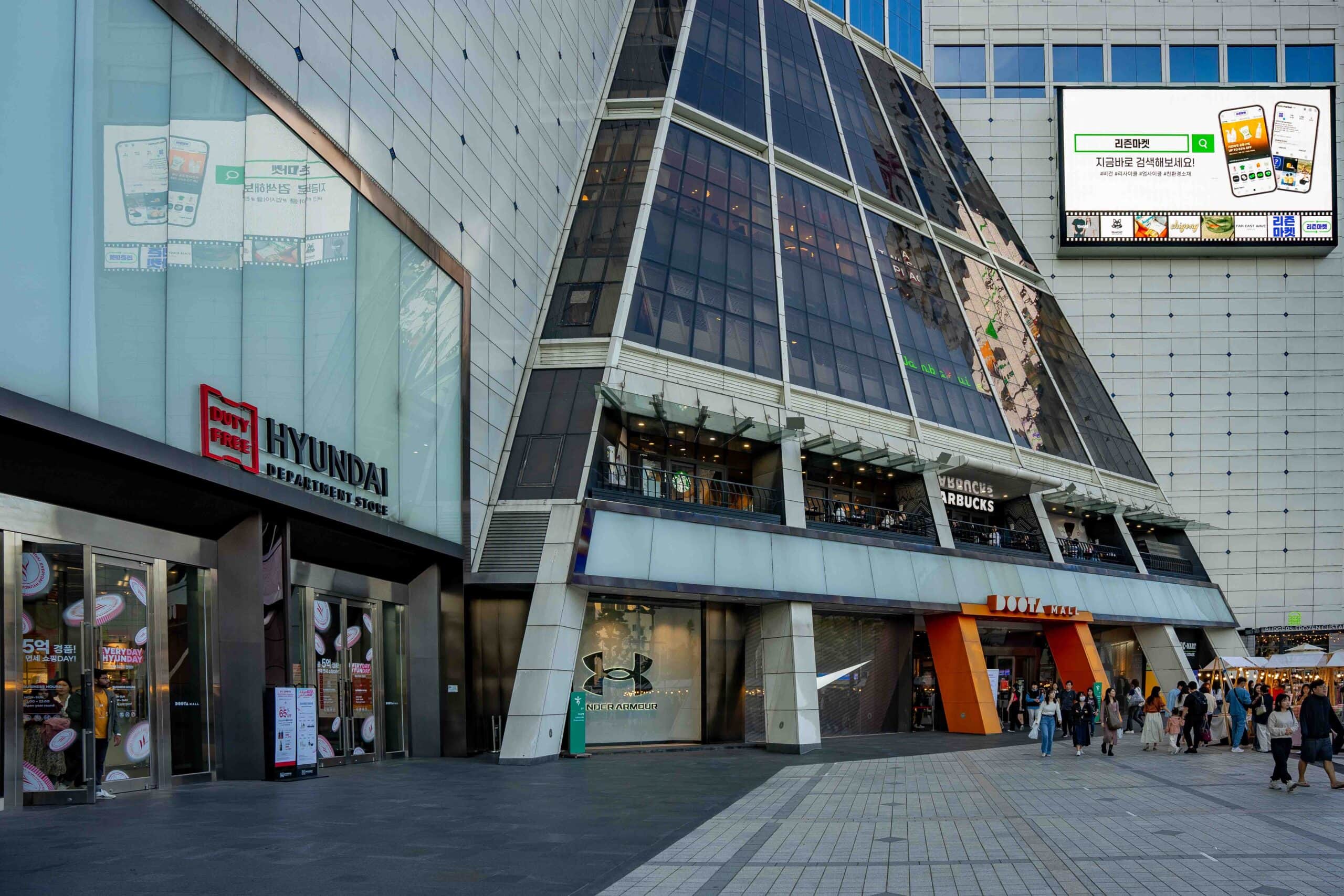 The entrance to Doota Mall in Dongdaemun