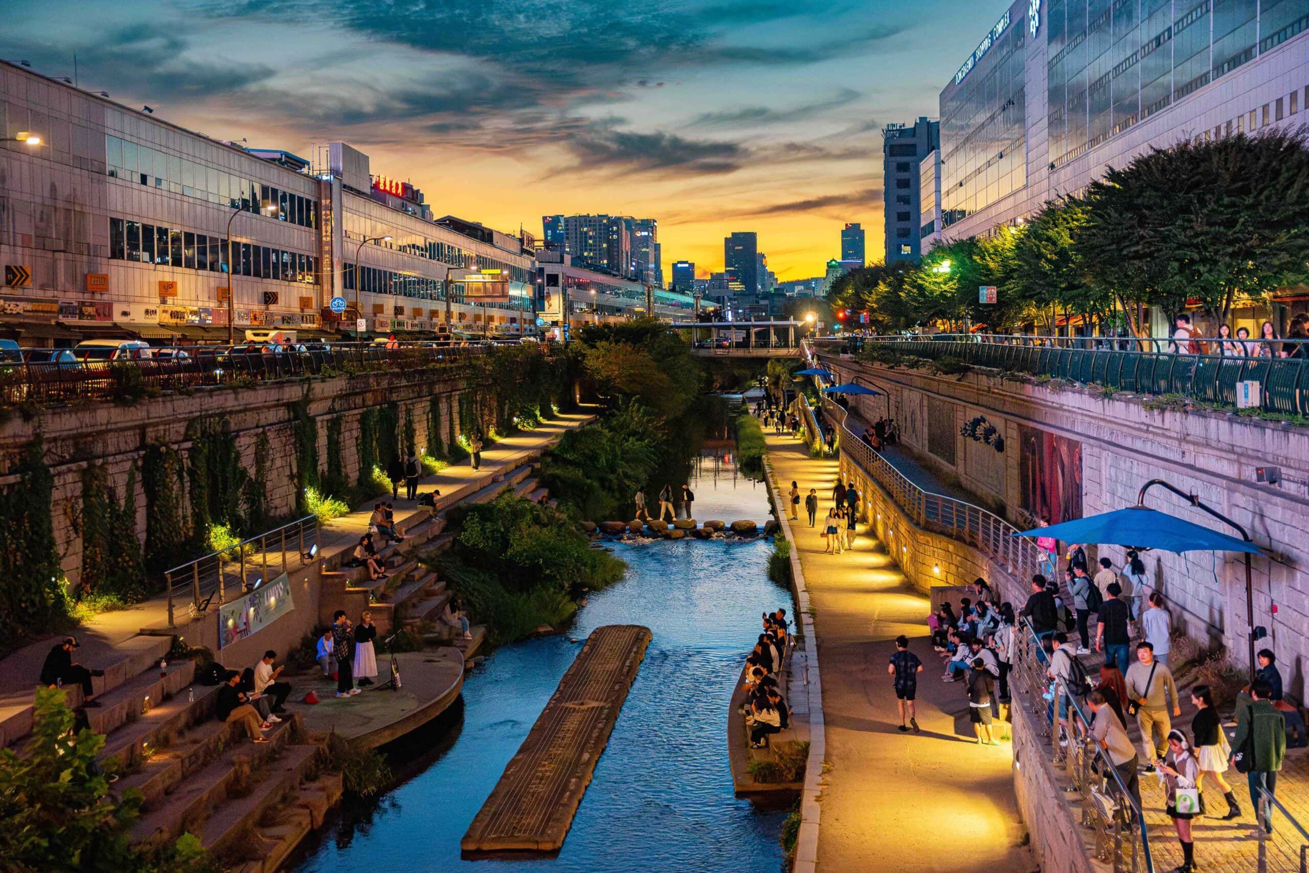 Cheonggyecheon in Dongdaemun seen at sunset 