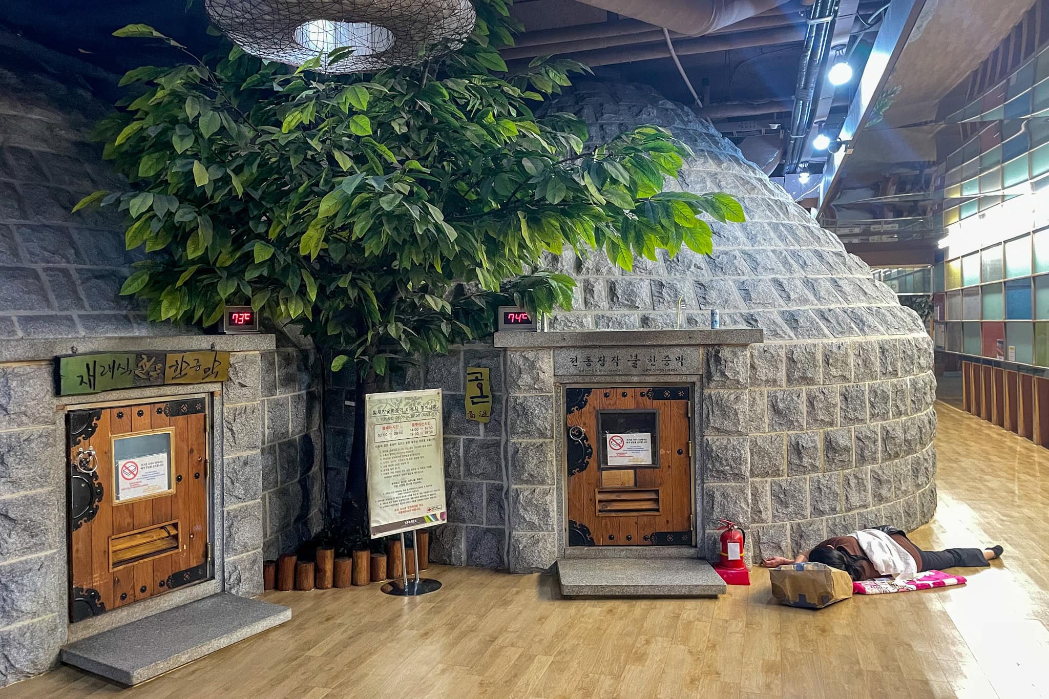 A woman sleep in fron of a dry sauna at Sparex jjimjjilbang