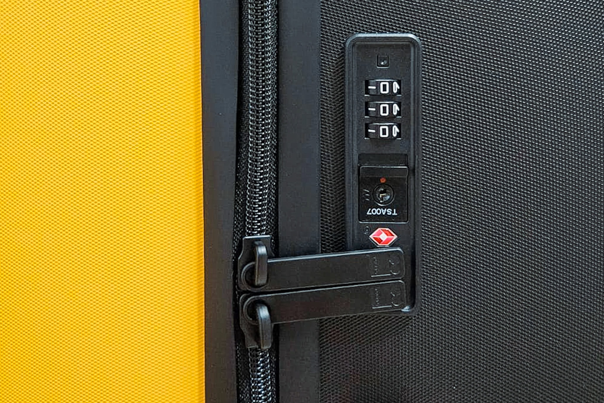 TSA combination lock and zipper of the Level 8 Voyageur
