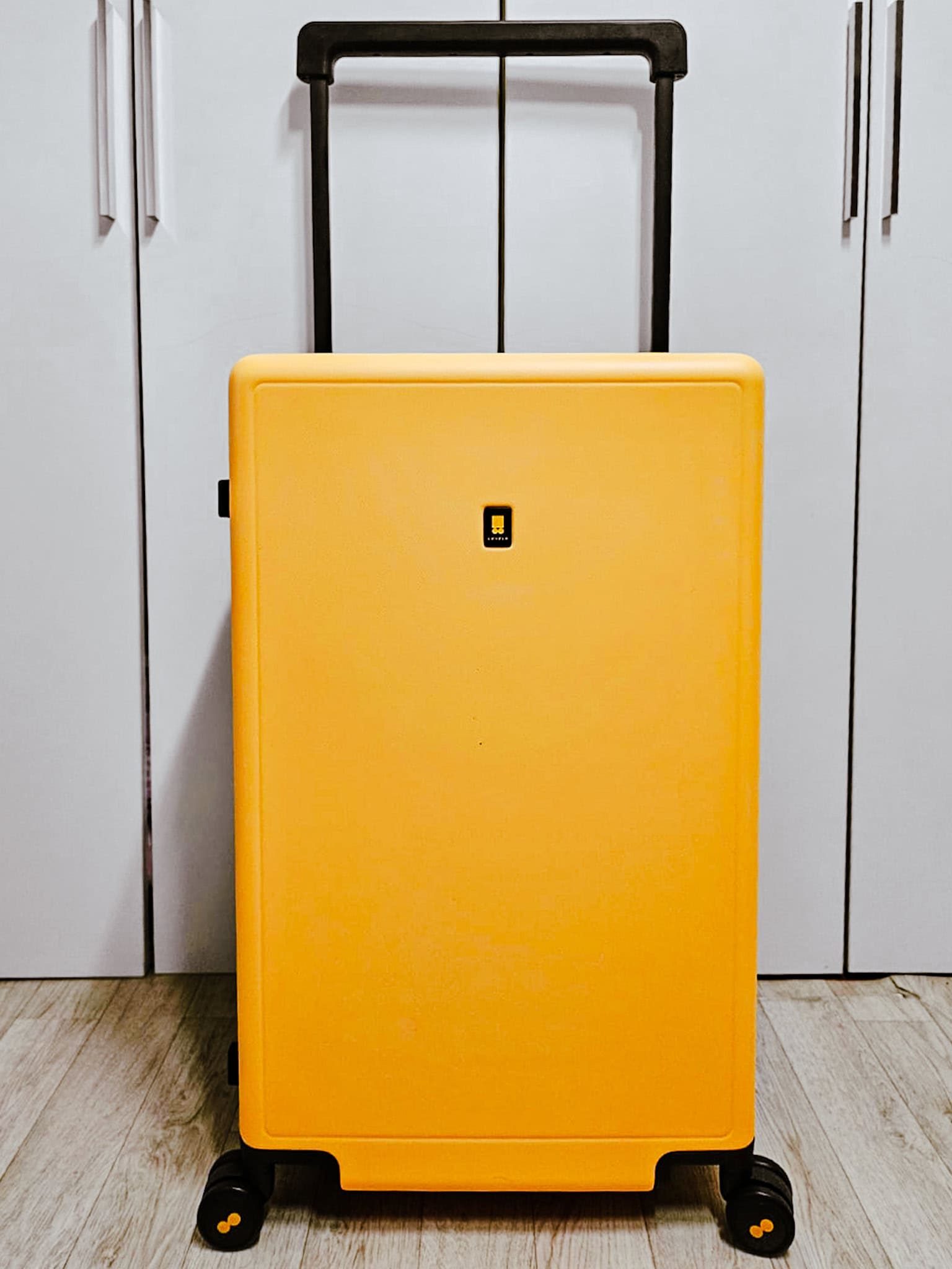 Front view of the 26" Level8 Voyageur with the wide telescopic handle pulled out