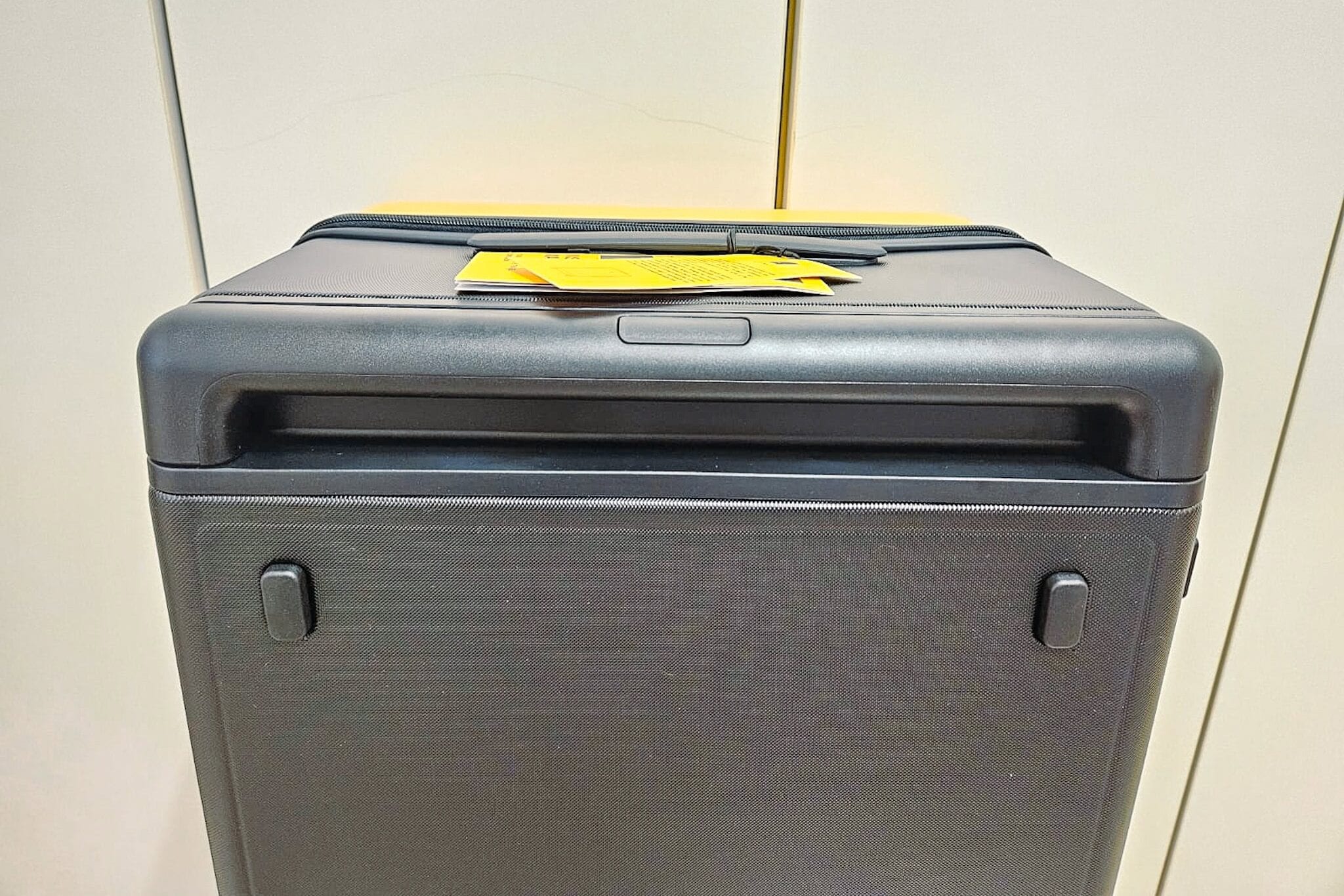26" Level8 Voyageur with the wide telescopic handle retracted when not in use