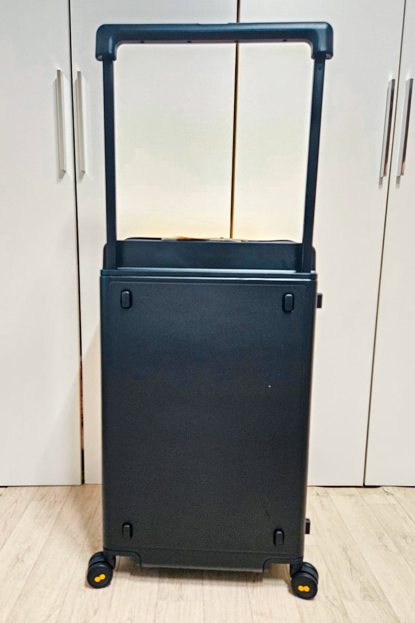 Back view of the 26" Level8 Voyageur with the wide telescopic handle pulled out