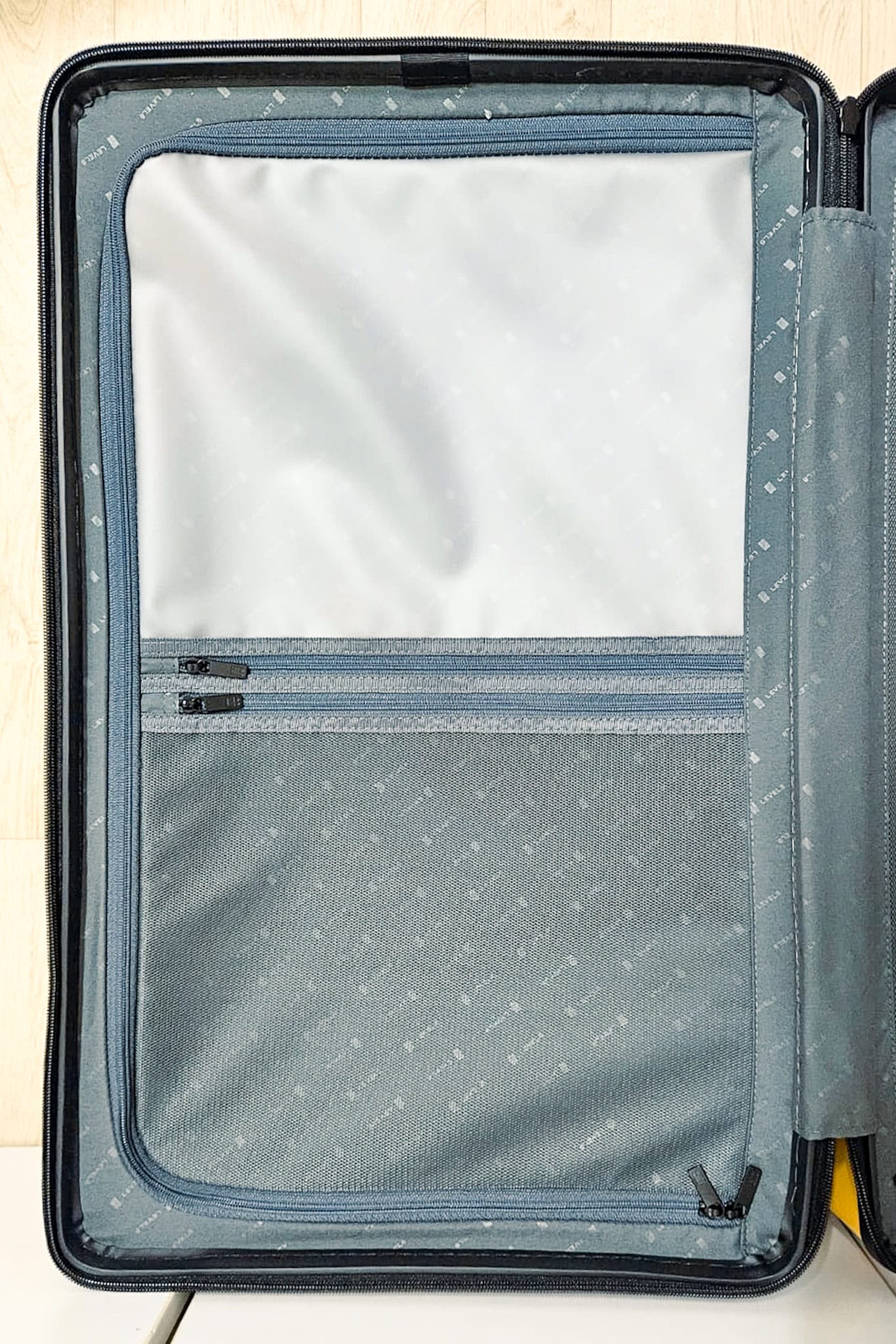 wet-dry pocket with zippers of the one compartment of the Level8 Voyageur luggage