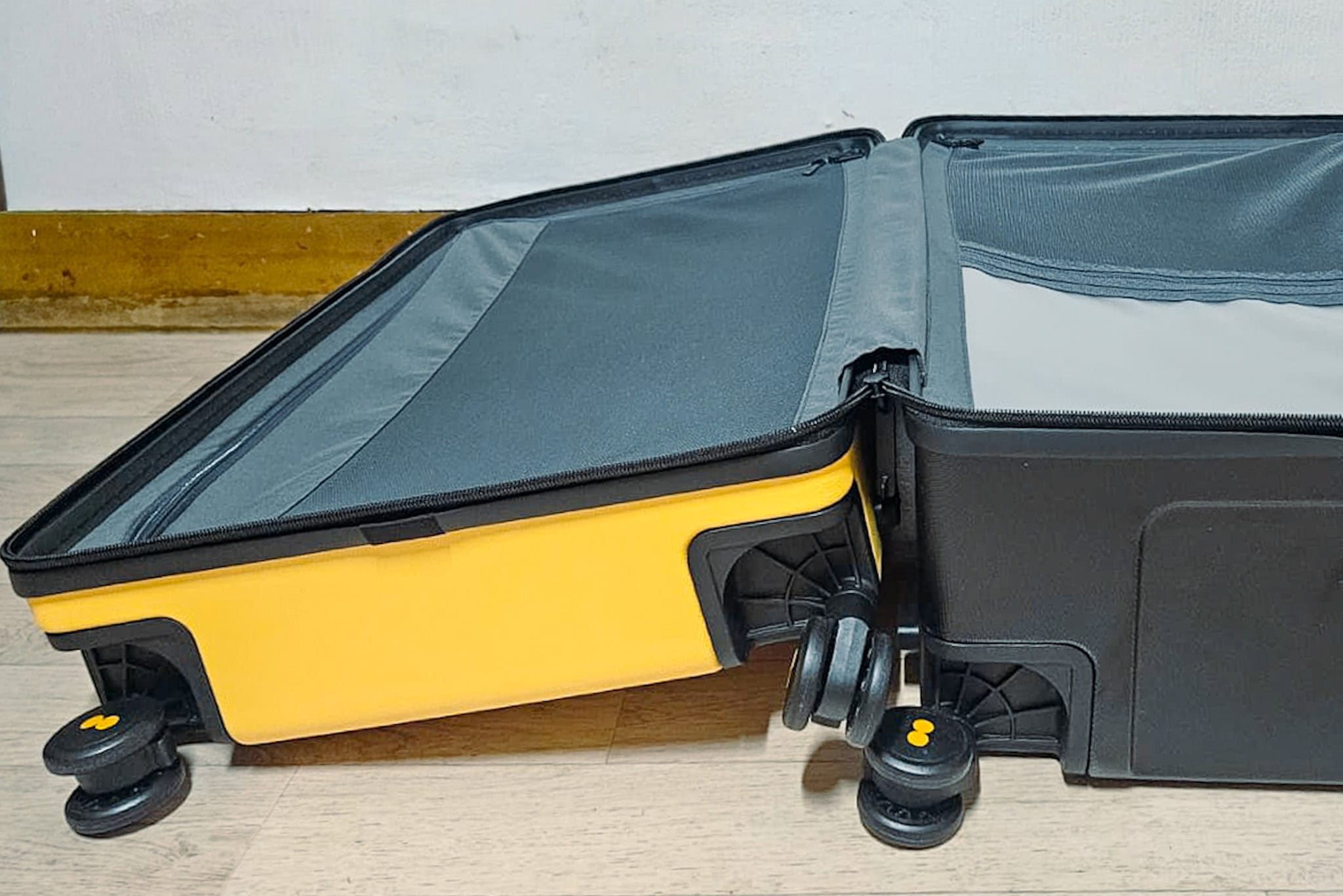 The suitcase doesnt lie flat on the floor when open because one section is deeper than the other. This is one of the few cons of the Level8 Voyageur