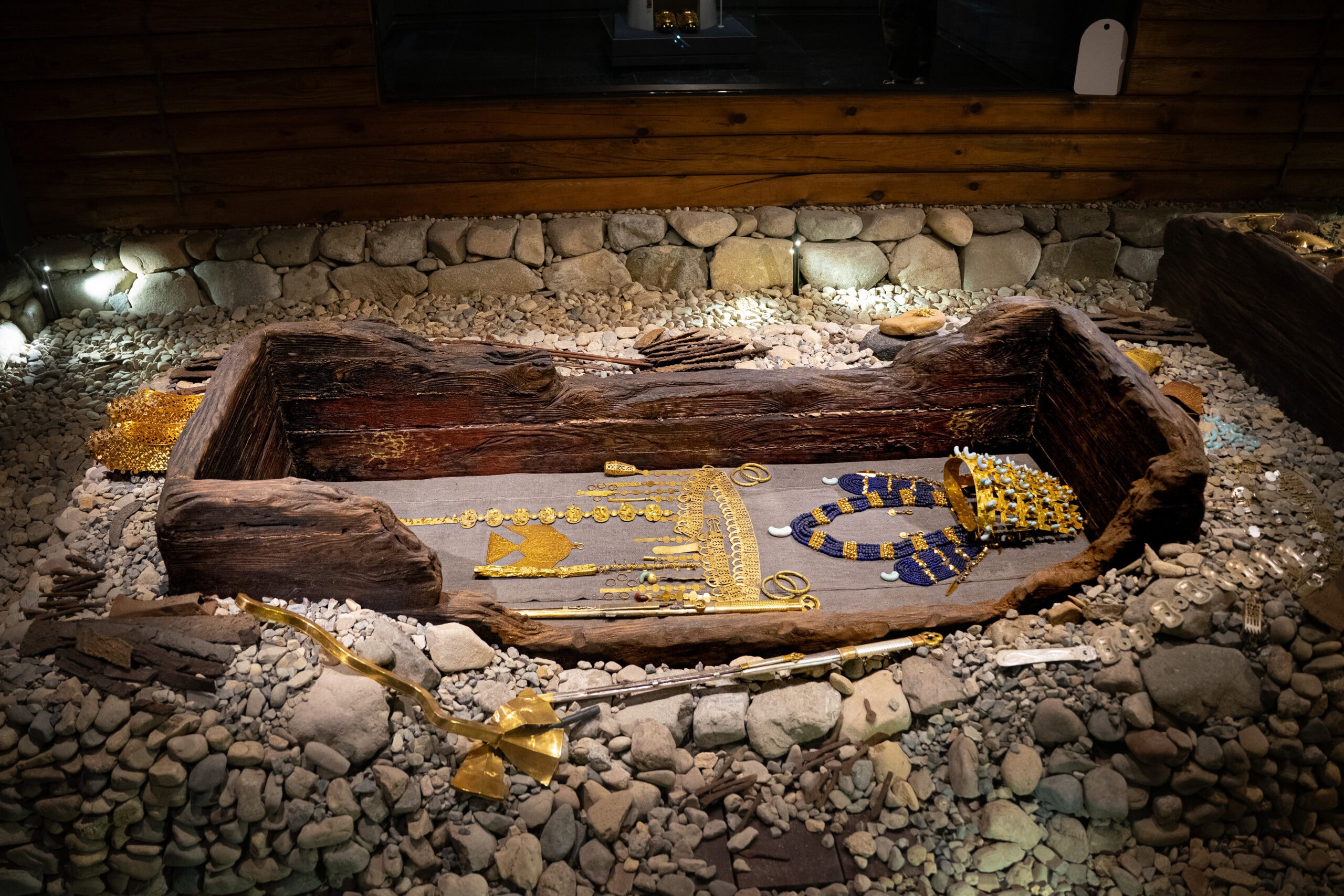 grave with funerary objects inside the Cheonmachong burial mound