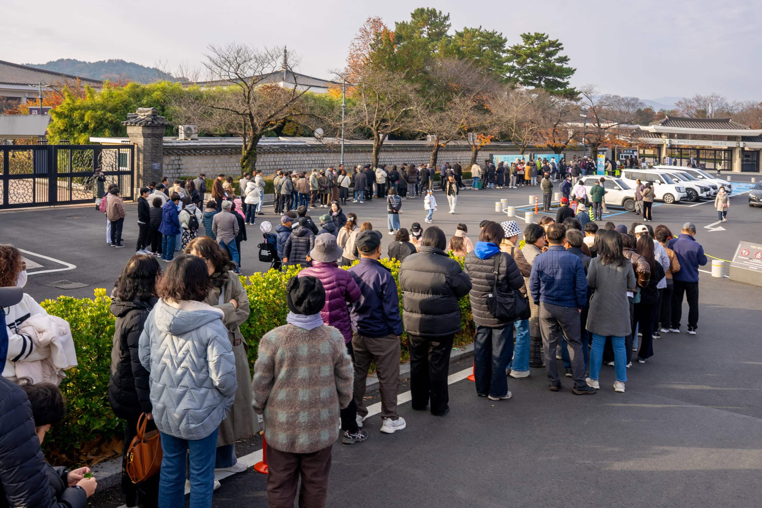 A long line of people lining up at the Gyeongju National Museum