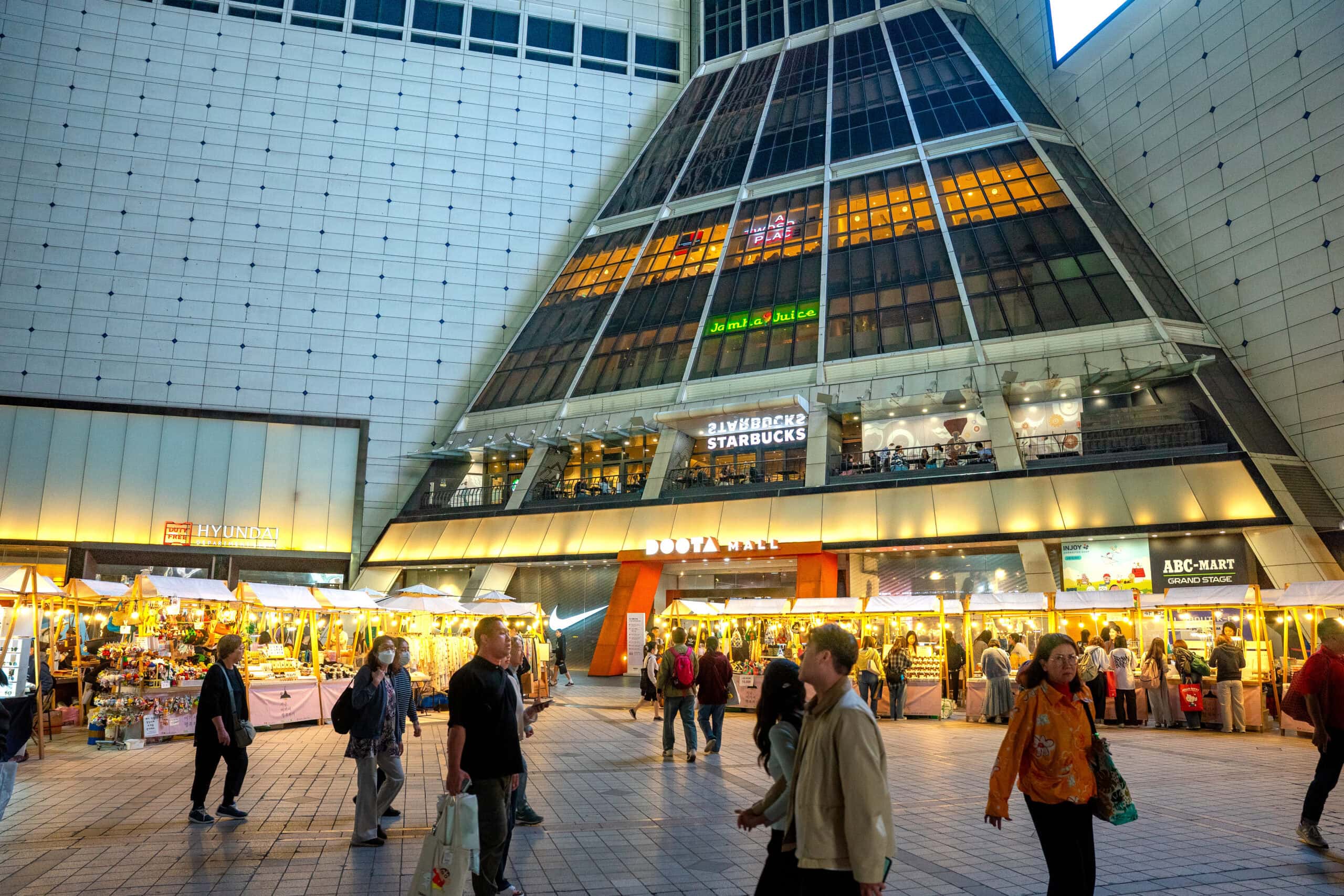 Doota mall at night, Dongdaemun