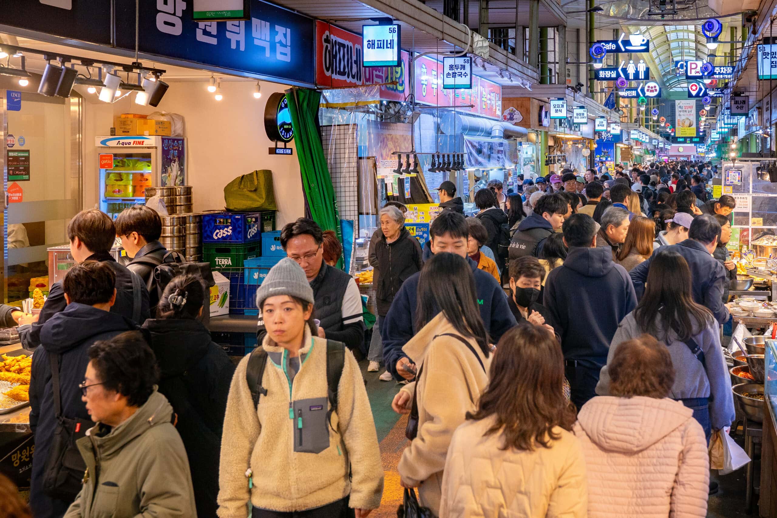 crowds walking trhough Mangwon market