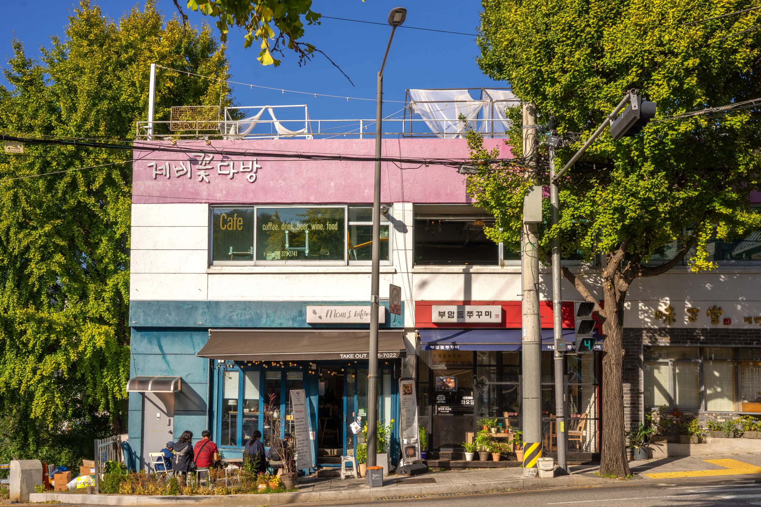 Mom's kitchen, a Japnesde restaurant in Buamdong, seen from the street on a bright autumn day